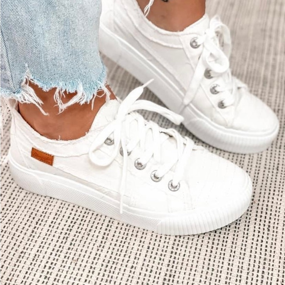 BRAND NEW Blowfish Women’s White Canvas Lace-Up Sneakers
